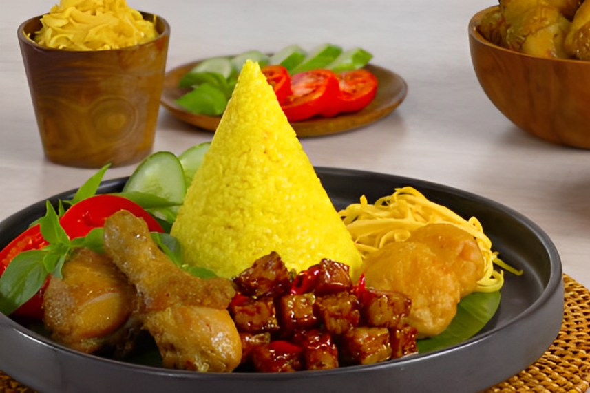 Resep Rahasia! Bikin Nasi Tumpeng Kuning yang Pulen dan Lembut