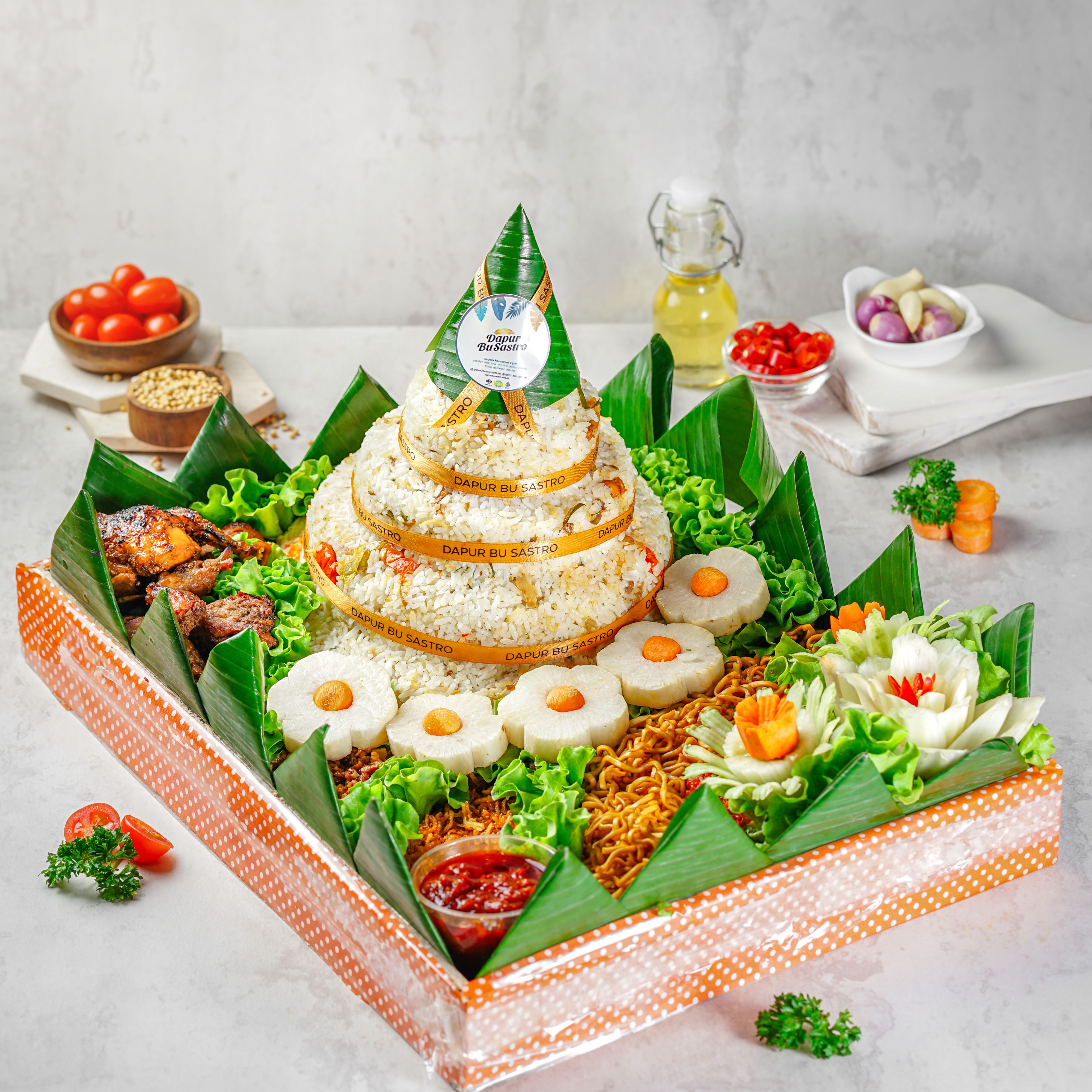 Tumpeng Nasi Putih dengan Nuansa Nasi Liwet