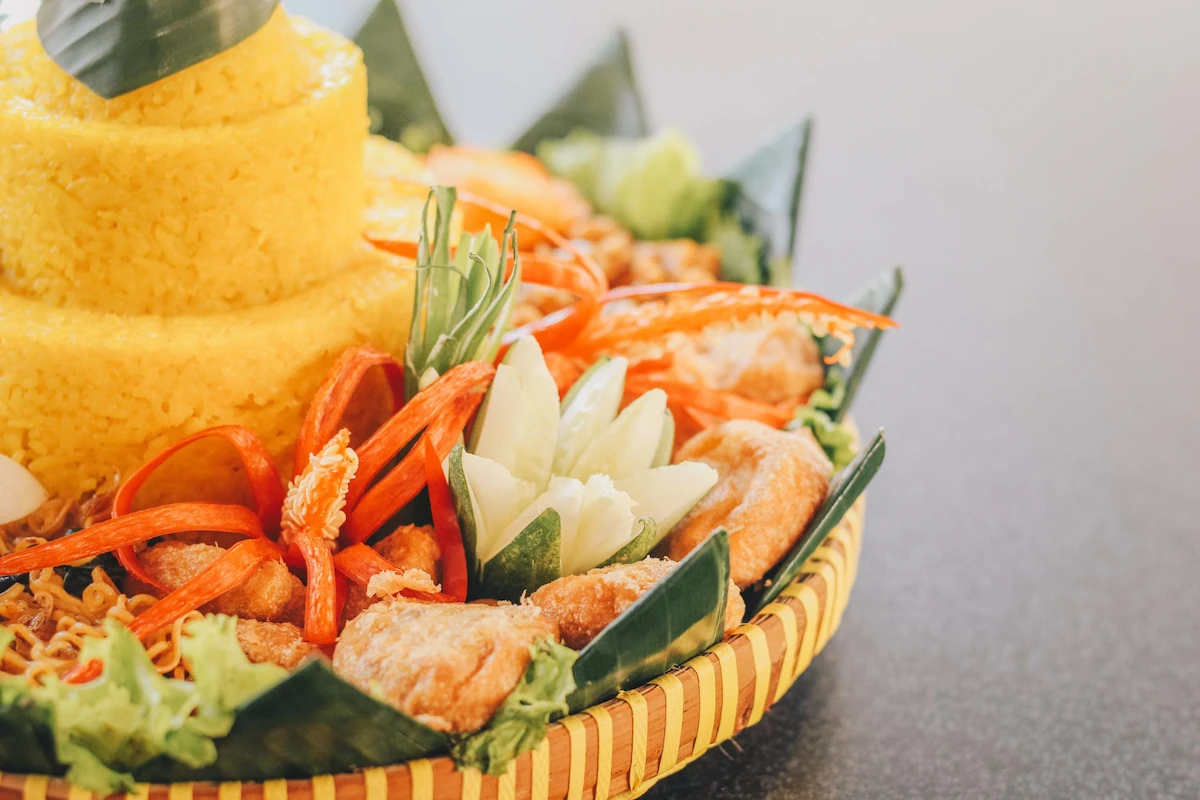 9 Cara Membuat Hiasan Tumpeng agar Tampil Cantik dan Menarik