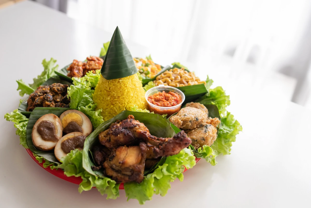 Cara Membuat Tumpeng Nasi Kuning serta Berbagai Lauk Pendamping