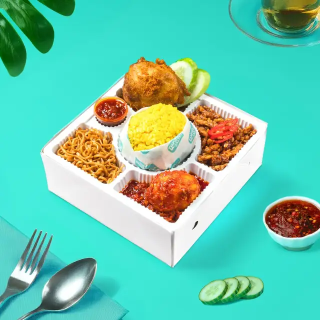 Nasi Box Ayam Goreng Lengkuas dengan Nasi Kuning dari Dapur Bu Sastro